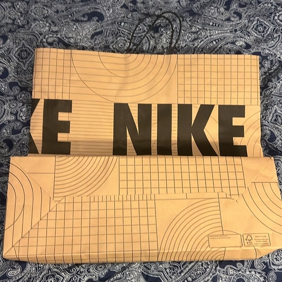 🔥LARGE NIKE GIFT BAG #CHRISTMAS - Picture 3 of 5